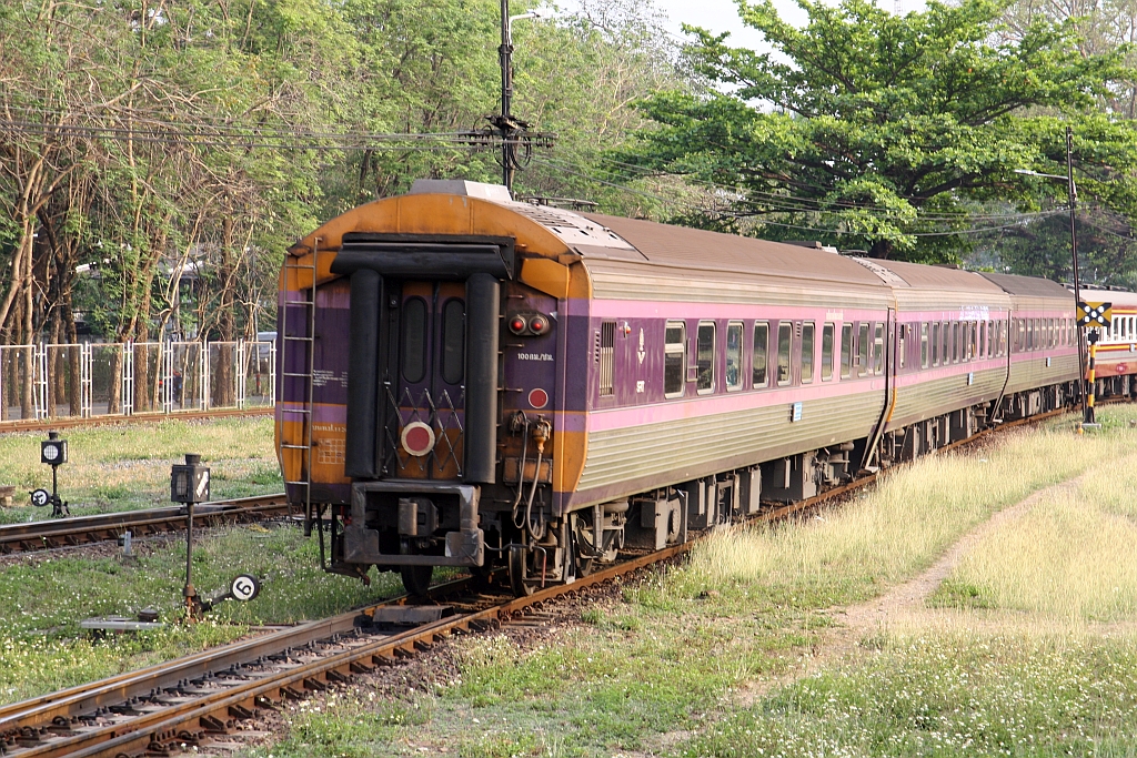 บนท.ป. 1126 (บนท.ป.=ANS./Air-conditioned Second Class Day & Night Coach) am 21.März 2023 als letztes Fahrzeug des ausfahrenden SpExp 14 nach Krung Thep Aphiwat in der Chiang Mai Station.