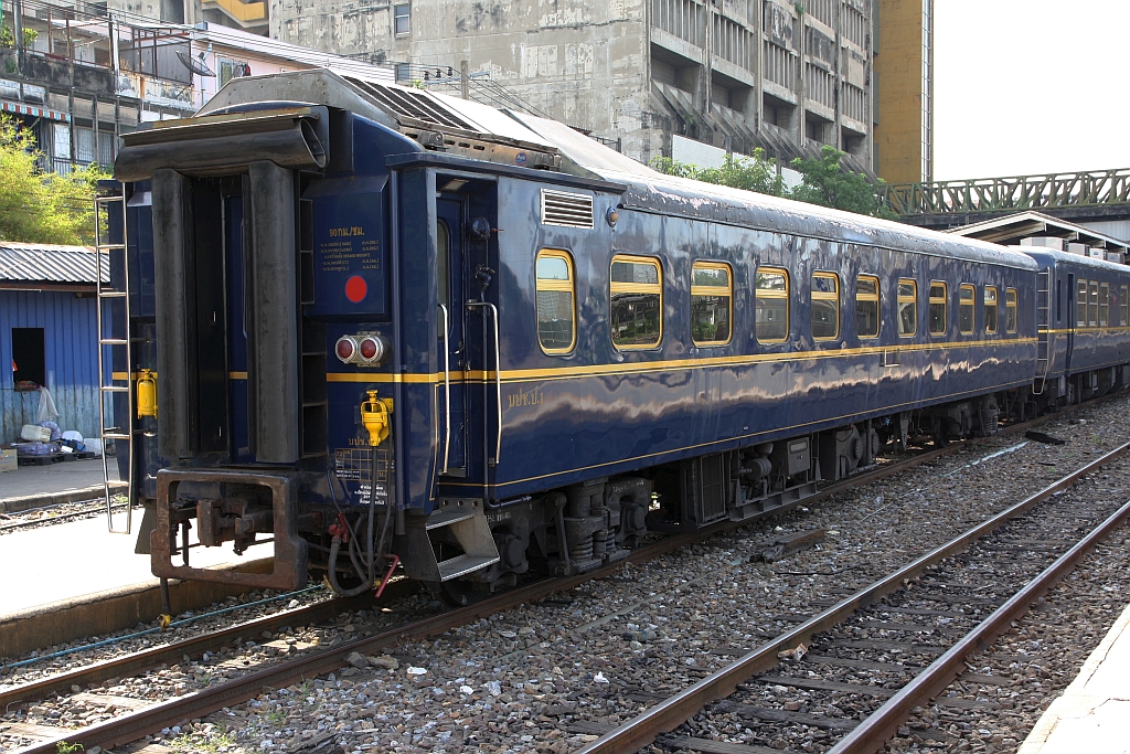 บปช.ป. 1 (บปช.ป. =ACC/Air Condition Conference Car) am  07.Dezember 2024 in der Hua Lamphong Station. -  Der Wagen wurde 2001 aus dem บนอ.ป.5 (บนอ.ป.=ANF./Air-Conditioned First Class Day & Night Coach) Baujahr 1968, Kisha Seizo/Japan umgebaut.