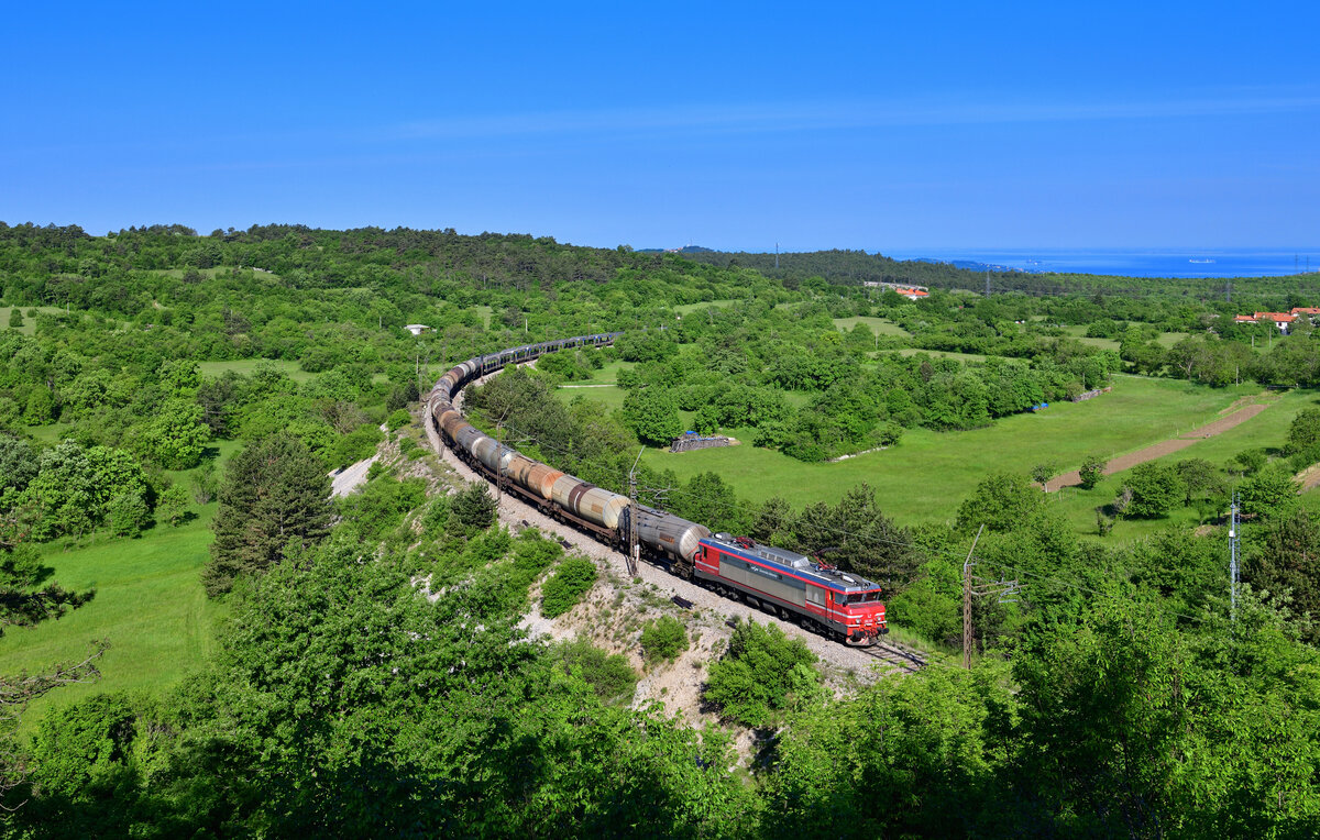 363 010 mit einem Güterzug am 11.05.2024 bei Crnotice.