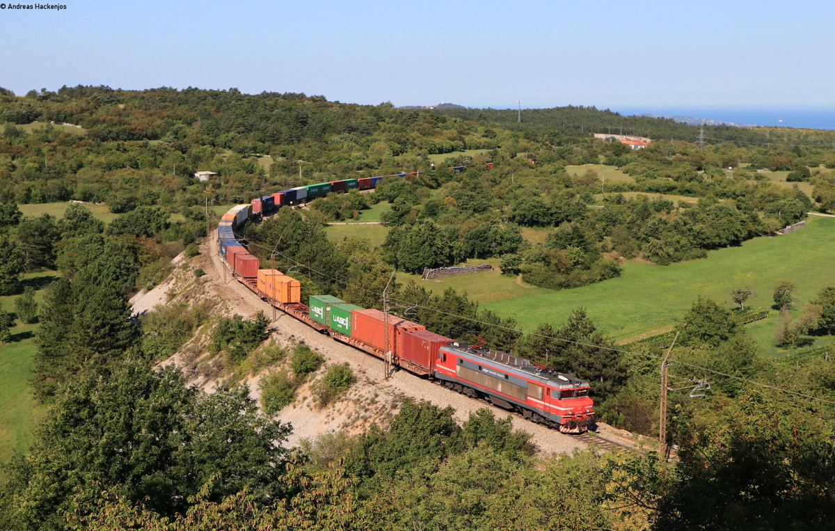 363 032 und 541 101  Leonardo da Vinci  am Zugschluss mit dem 42020 (Koper tovorna-Soroksár-Terminál) bei Črnotiče 8.9.20