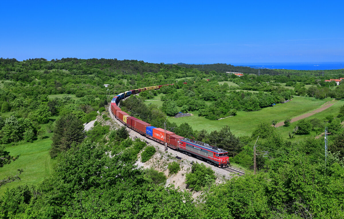 363 033 mit einem Containerzug am 10.05.2024 bei Crnotice.