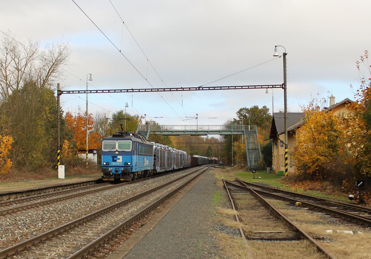 363 245-2 zu sehen am 26.10.24 mit einem Mischer in Nebanice.