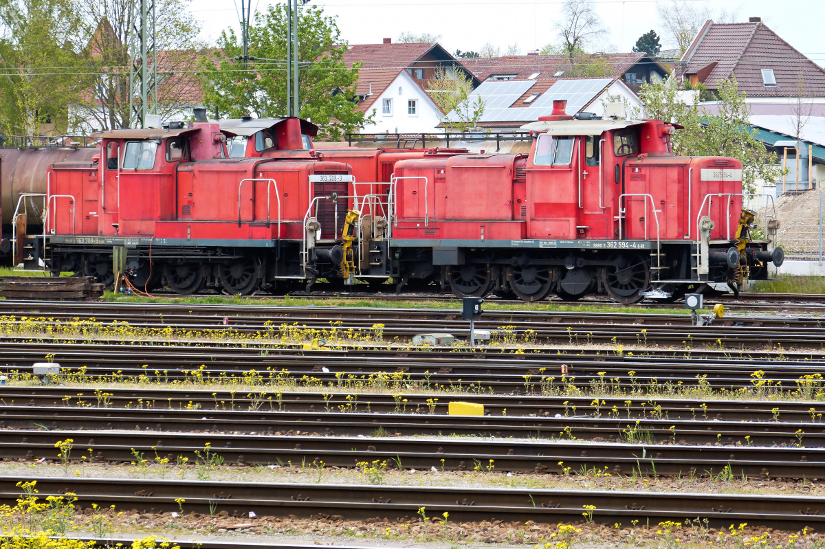 363 708-9 links und 362-594-4 rechts. Plattling 02.05.2016