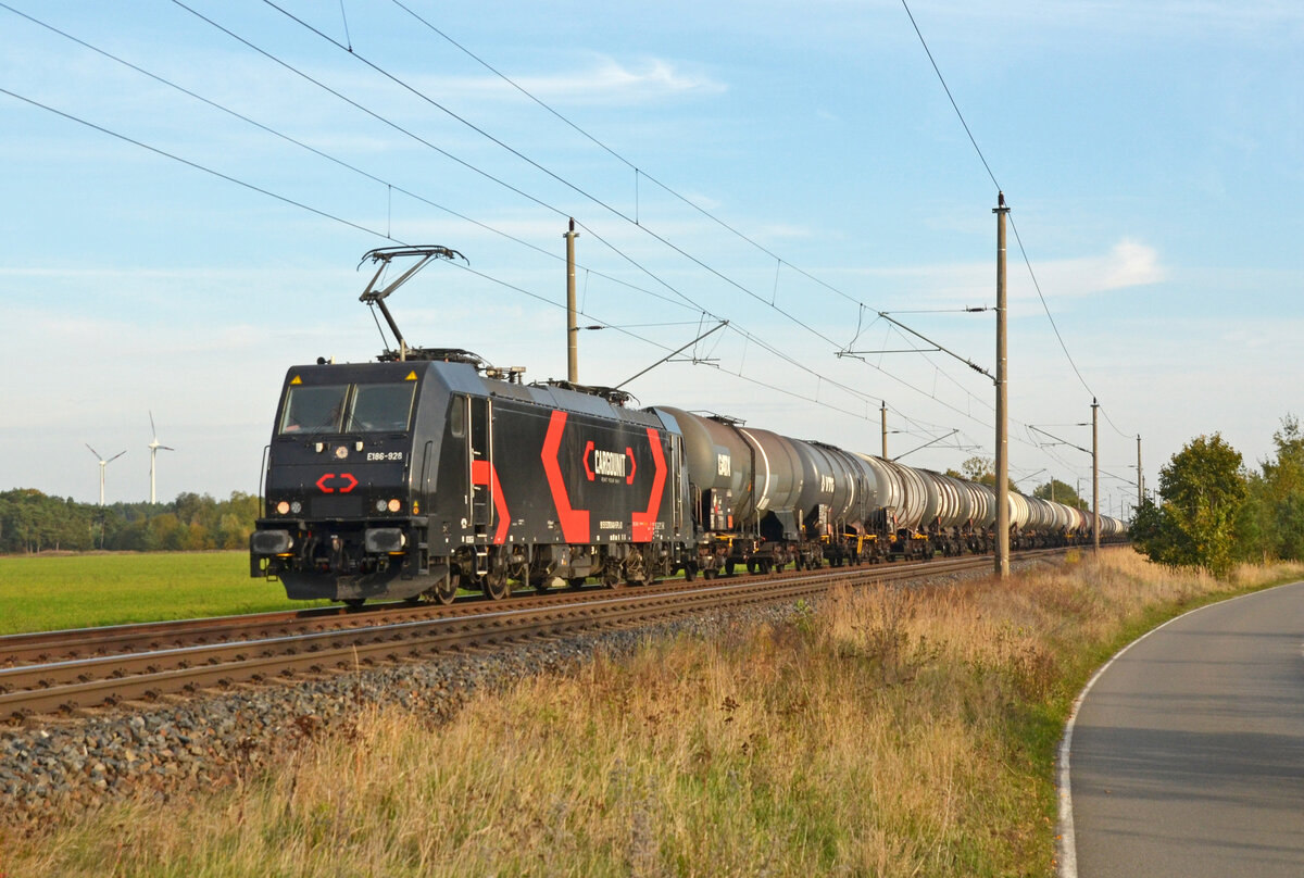 370 040 der CargoUnit schleppte am 20.10.24 einen Kesselwagenzug durch Wittenberg-Labetz Richtung Dessau.