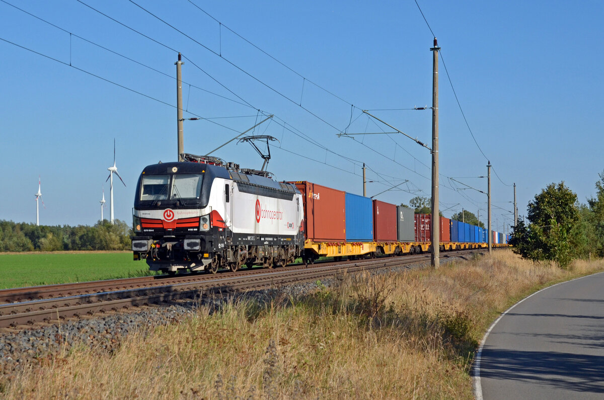 370 054 der Cargounit schleppte am 22.09.24 für ihren Mieter Bahnoperator einen Containerzug durch Wittenberg-Labetz Richtung Dessau.