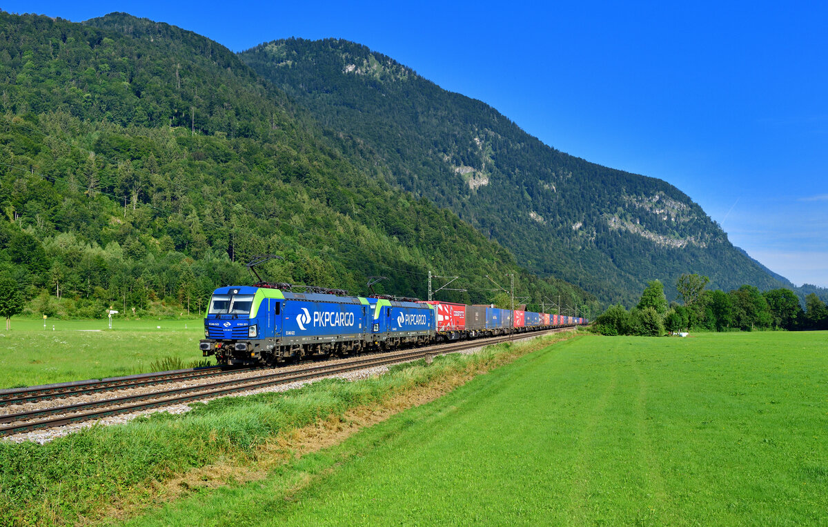 370 057 + 370 060 mit einem Containerzug am 27.07.2024 bei Niederaudorf.