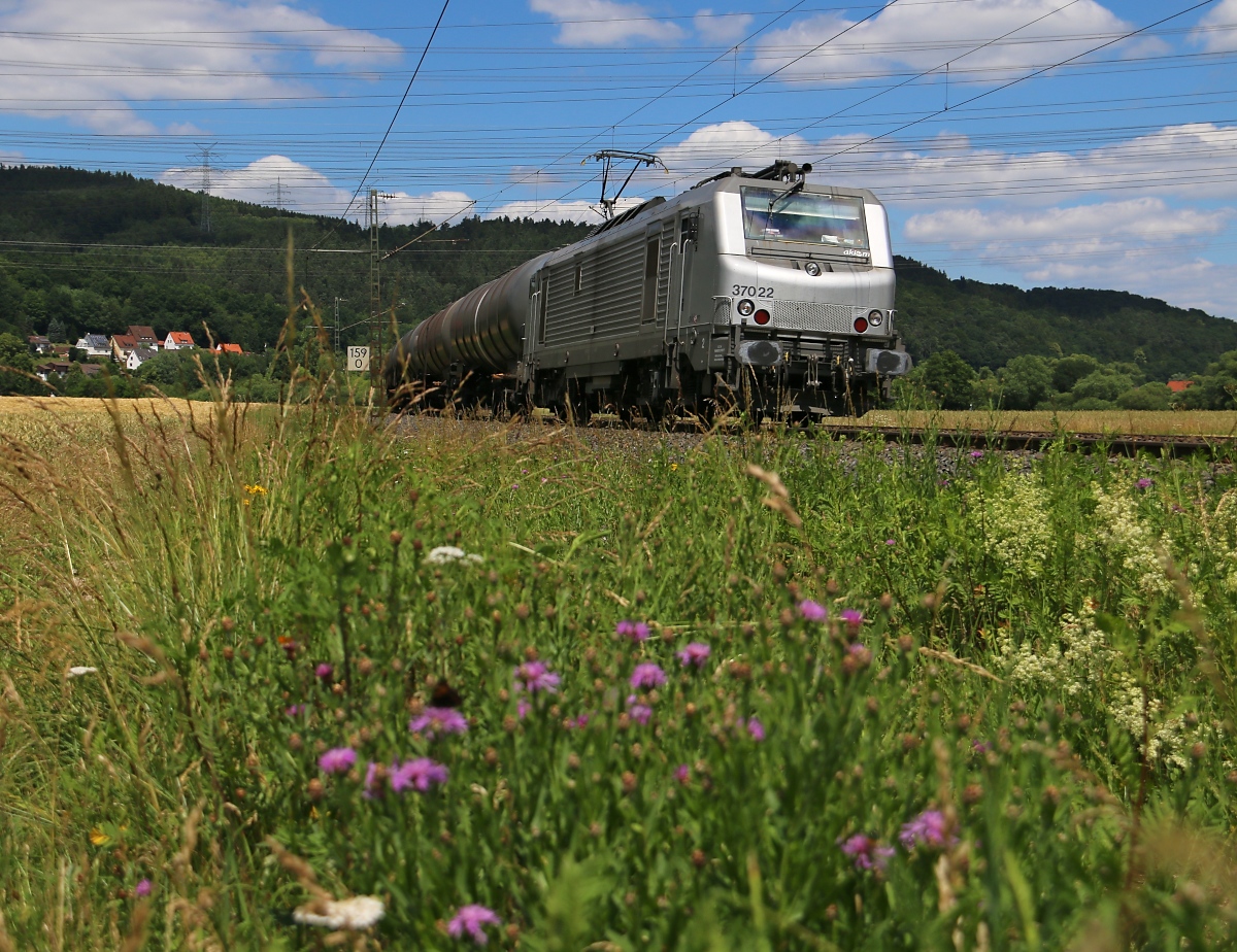 37022 mit Kesselwagenzug in Fahrtrichtung Süden. Aufgenommen am 28.06.2015 zwischen  Mecklar und Ludwigsau-Friedlos.