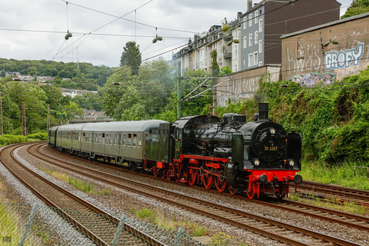 38 2267 (P8) mit Sonderzug in Wuppertal Sonnborn, am 15.06.2024.
