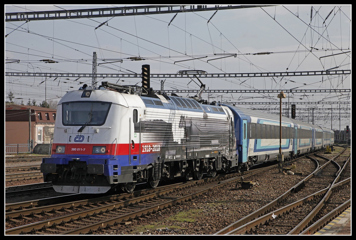 380 011 fährt am 25.03.2019 in den Bahnhof Bratislava Hlavna Stanica ein.