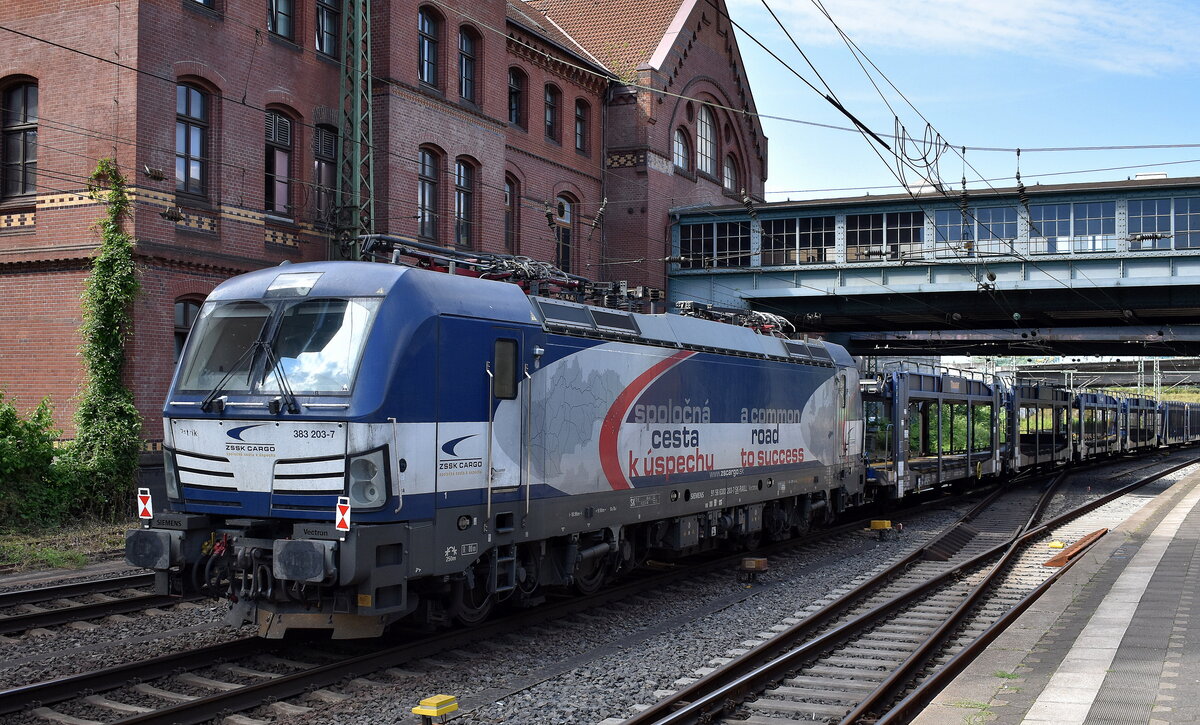 ŽSSK Cargo - Železničná spoločnosť Cargo Slovakia a.s., Bratislava [SK] mit ihrer Vectron  383 203-7  [NVR-Nummer: 91 56 6383 203-7 SK-RAILL] hing am Ende des leeren PKW-Transportzuges nach dem Umsetzen am 30.07.24 Höhe Bahnhof Hamburg Harburg.