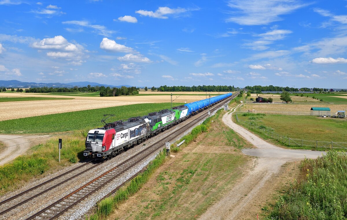 383 060 + 193 725 + 383 112 mit einem Kesselzug am 25.07.2022 bei Stephansposching.