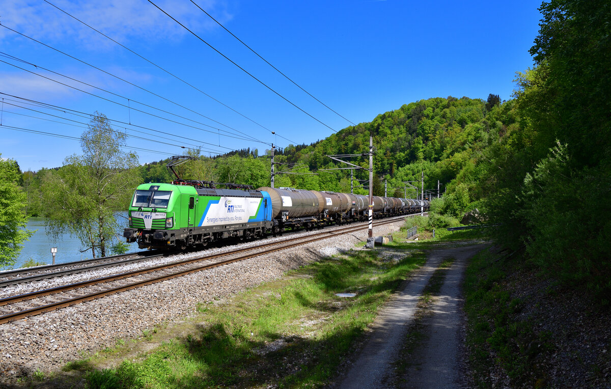 383 111 mit einem Kesselzug am 26.04.2024 bei Ingling.