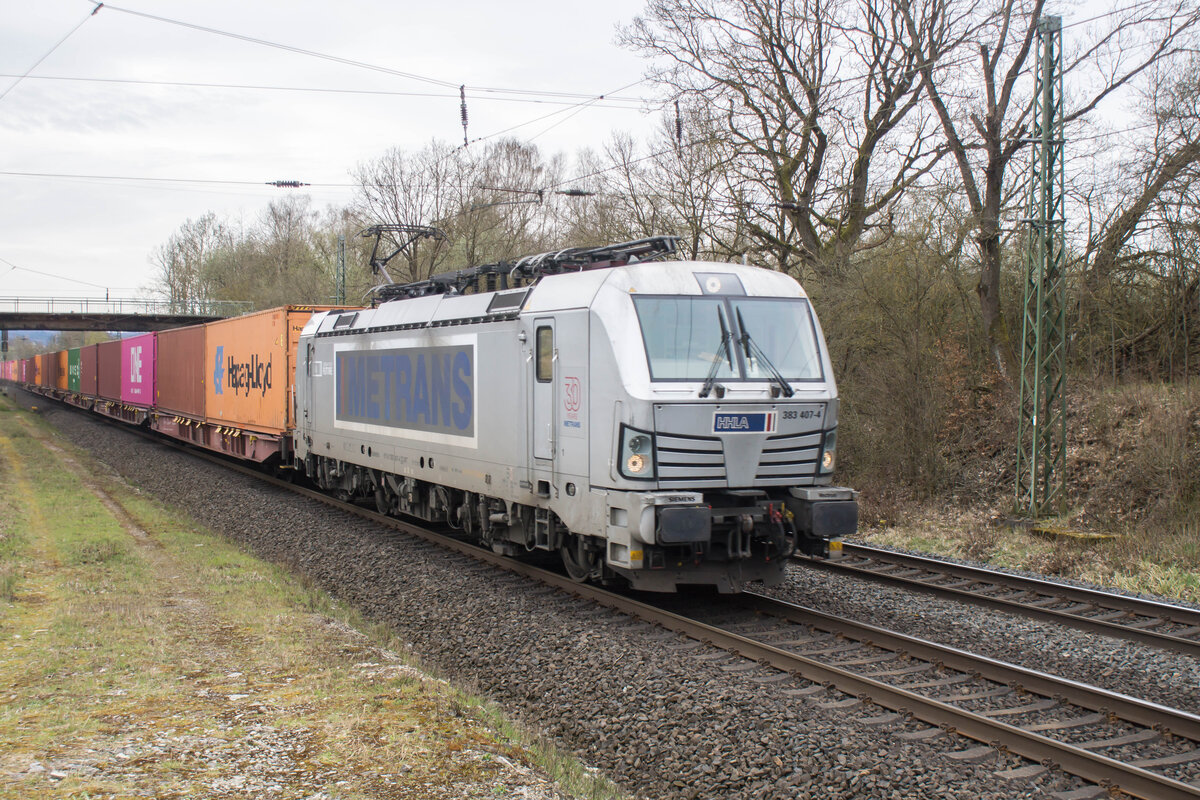 383 407-4 ist am 26.03.24 mit einem Containerzug bei Kerzell in Richtung Fulda unterwegs.