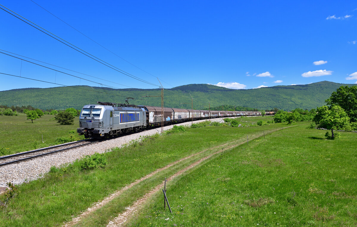 383 417 mit einem Güterzug am 10.05.2024 bei Crnotice.