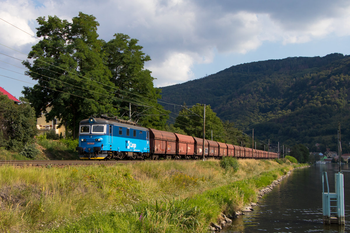 4. August 2019 in Usti nad Labem: 122 016-9 durchstreift mit einem Kohlezug ihr Revier. 