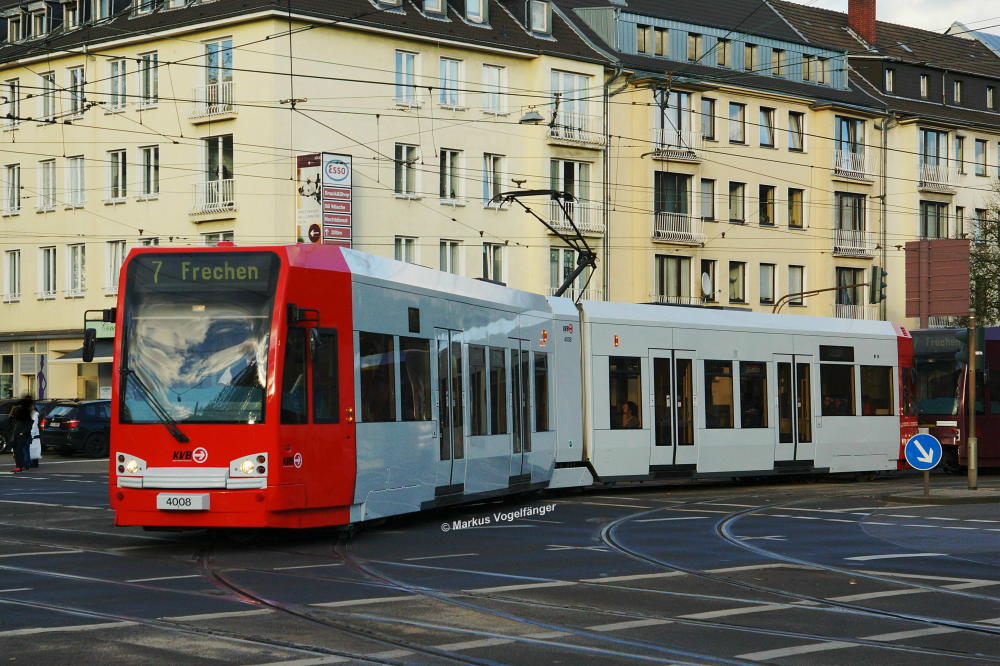 4008 wurde als achtem ehemaligen  Reissdorf Klsch  Fahrzeug die Reklame entfernt. Er wurde anschlieend in die aktuellen KVB-Farben um lackiert. Hier zu sehen auf der Kreuzung Aachener Str./Grtel am 30.10.2013.