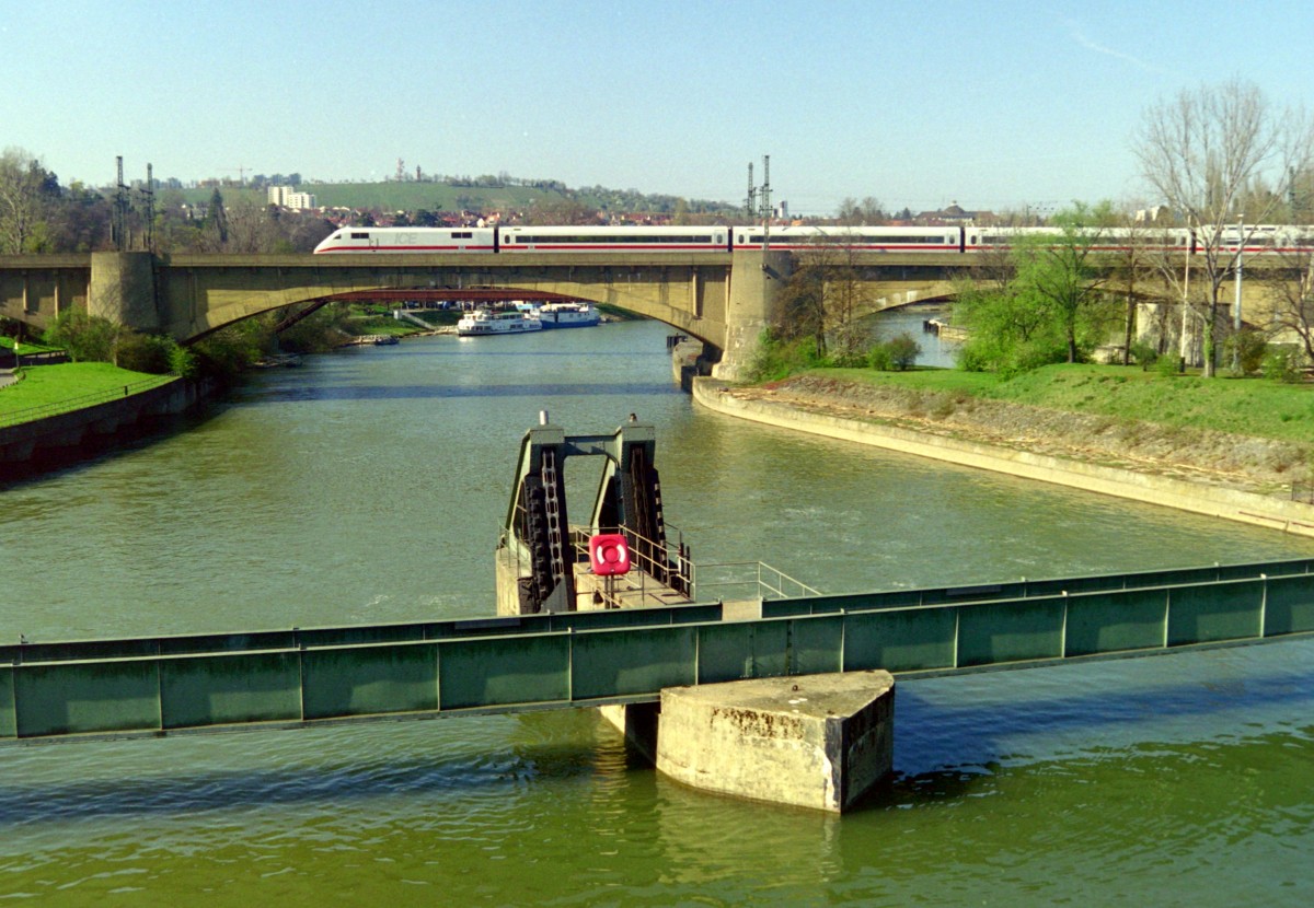 401 xxx als ICE 593  Walter Gropius  (Berlin–Frankfurt–Mnchen) am 29.03.2002 auf der Neckarbrcke in Stuttgart-Bad Cannstatt