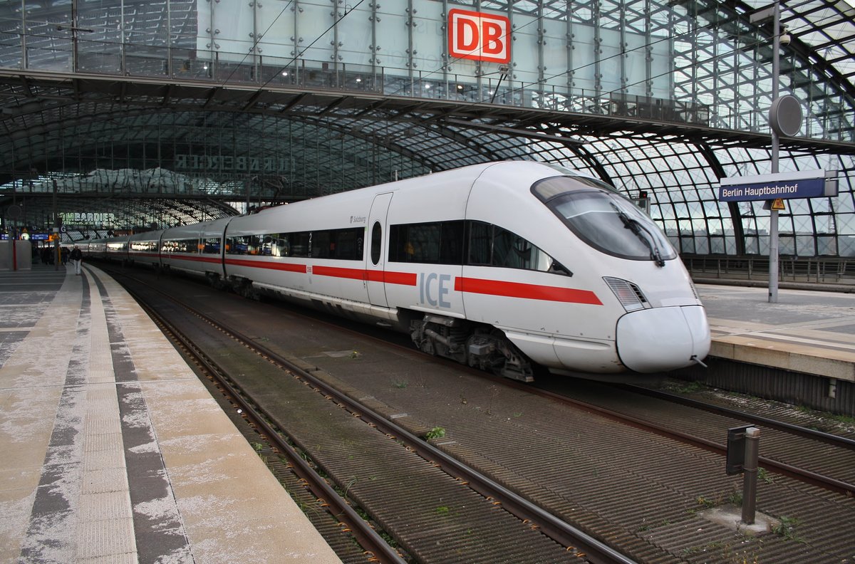 4011 591-7  Salzburg  und 415 505-7  Marburg  fahren am 1.1.2018 als ICE1693 von Berlin Ostbahnhof nach Frankfurt(Main) Flughafen Fernbahnhof in den Berliner Hauptbahnhof ein.