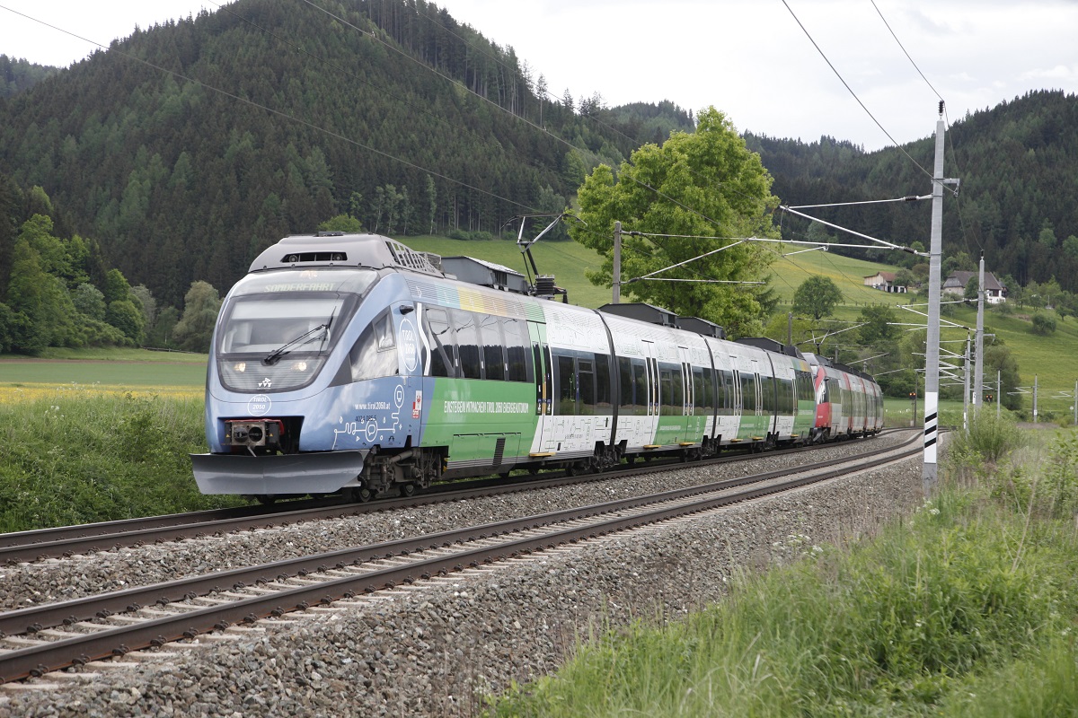 4024 085 + 4024 060 bei Fentsch St.Lorenzen am 14.05.2015.