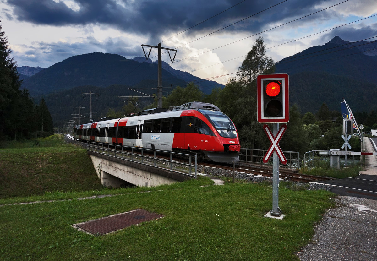 4024 122-6 fährt als S1 4245 (Friesach - Lienz), kurz vor der Haltestelle Berg im Drautal vorüber.
Aufgenommen am 17.8.2016.
