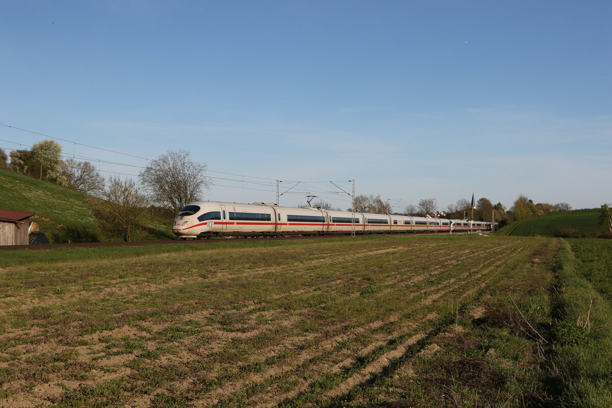 403 031  Westerland-Sylt  und 403 058  St. Ingbert  waren am 6. April 2024 bei Fahlenbach in Richtung Ingolstadt unterwegs.