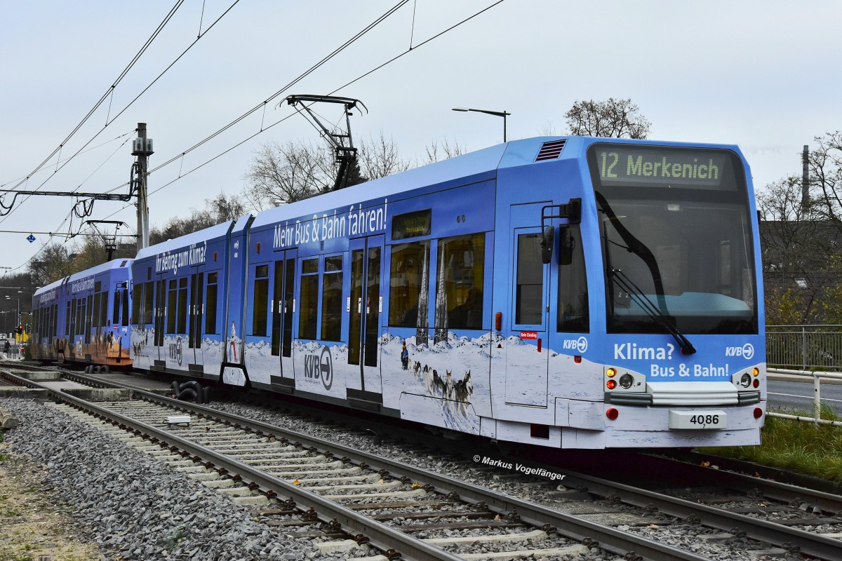 4086 trägt eine neue Ganzgestaltung für die KVB Klima-Kampagne (Schnee Motiv).
hier zu sehen auf der Neusser Straße am 29.11.2014.