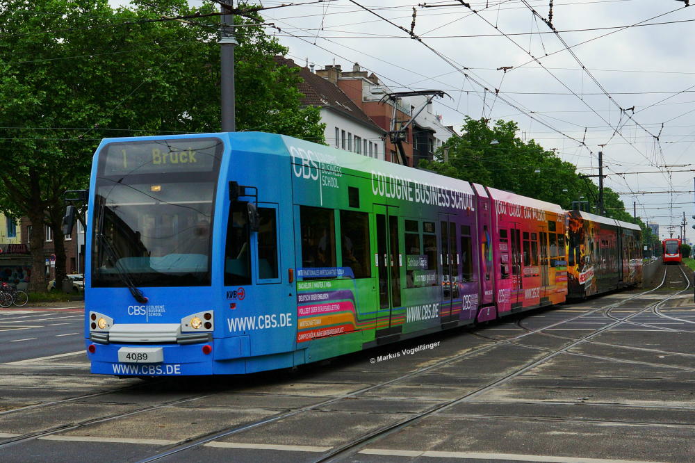 4089 trägt seit heute (28.05.2014) eine neue Ganzreklame für die  CBS-Cologne Business School . 
Hier zu sehen auf der Kreuzung Aachener Str./Gürtel am 28.05.2014.