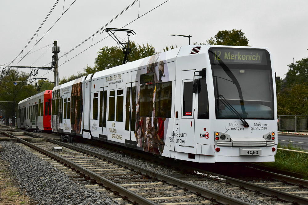 4093 auf der Neusser Straße am 25.10.2014.