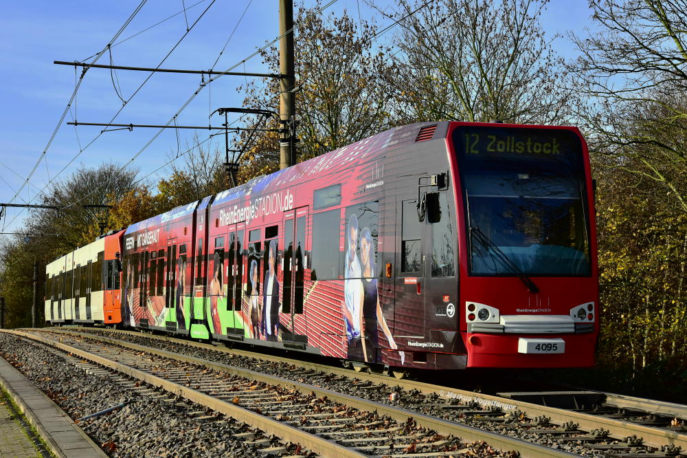 4095 trägt eine neue Ganzgestaltung für das  Rheinenergiestadion . Hier zu sehen auf der Emdener Straße am 23.11.2014.