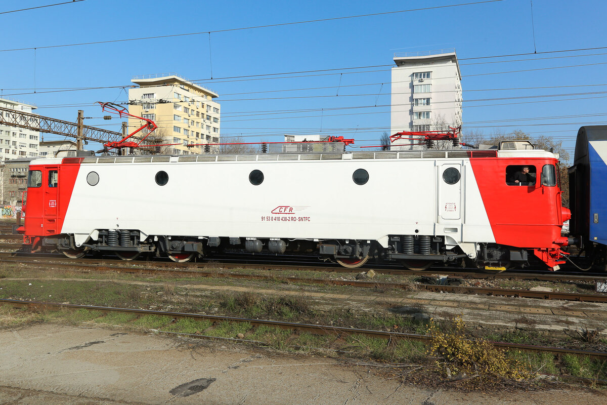 410 438 CFR wird mit einer Rückwärtsfahrt im Bahnhof Bukarest bereitgestellt. Fotografiert am 13.12.24