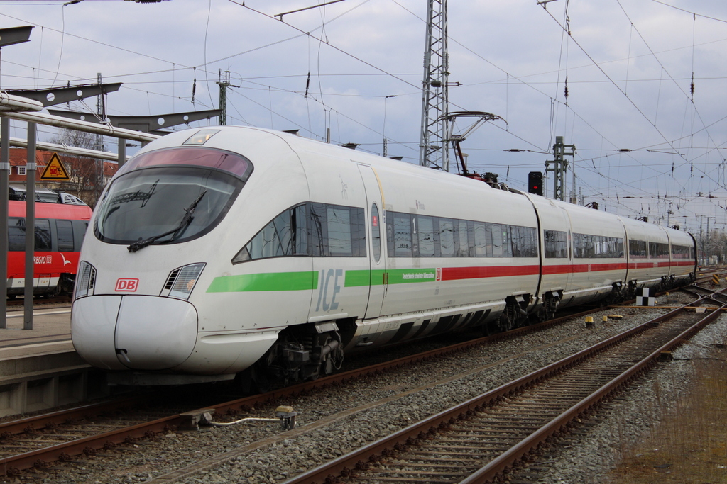 411 007-8  Pirna  als ICE 52985 (Rostock-Hamburg)bei der bereitstellung am 12.03.2021 im Rostocker Hbf.