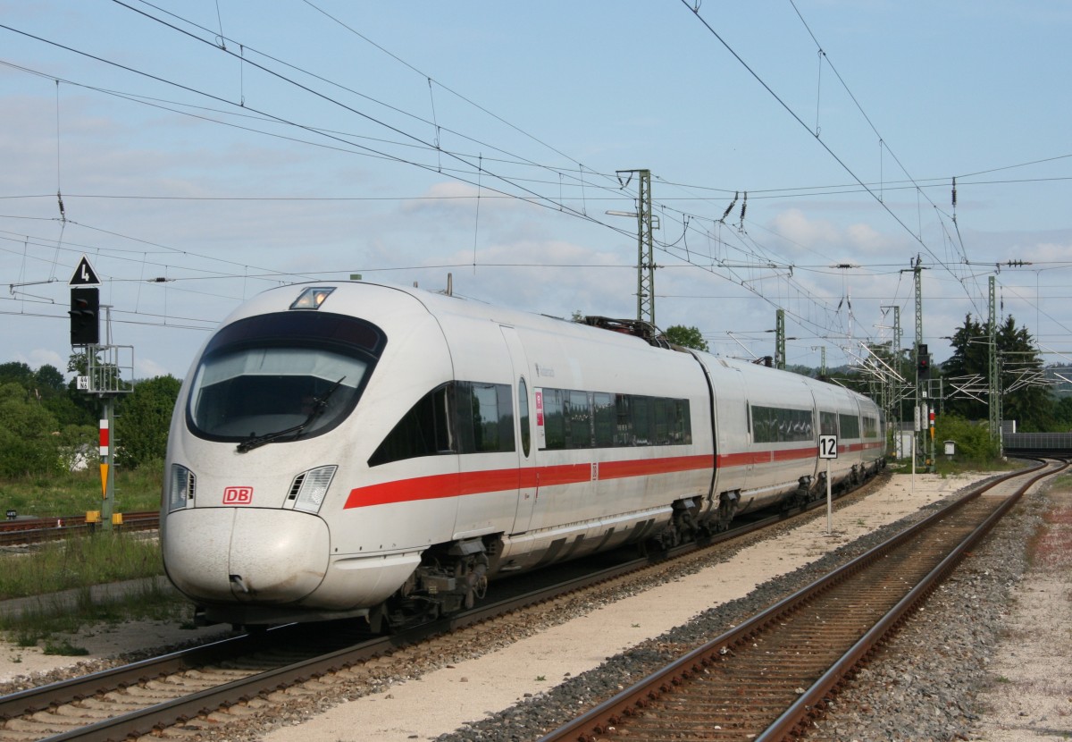 411 061 als ICE 21 (Frankfurt [Main] Hbf–Wien Westbahnhof) am 18.05.2014 in Neumarkt (Opf), aufgenommen vom Ende des Mittelbahnsteigs