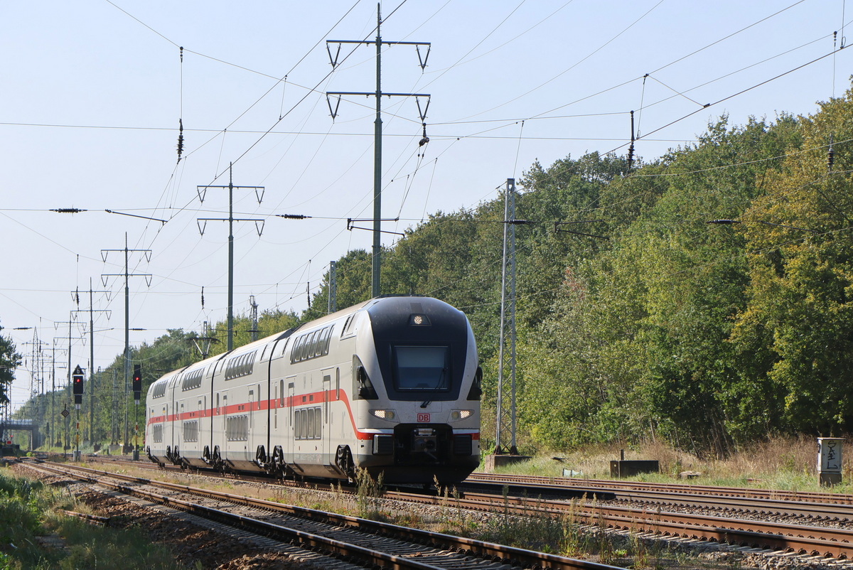 4110 112 als IC (Dresden - Warnemünde) bei der Durchfahrt durch Diedersdorf am 05. September 2024 aus Richtung BER. 