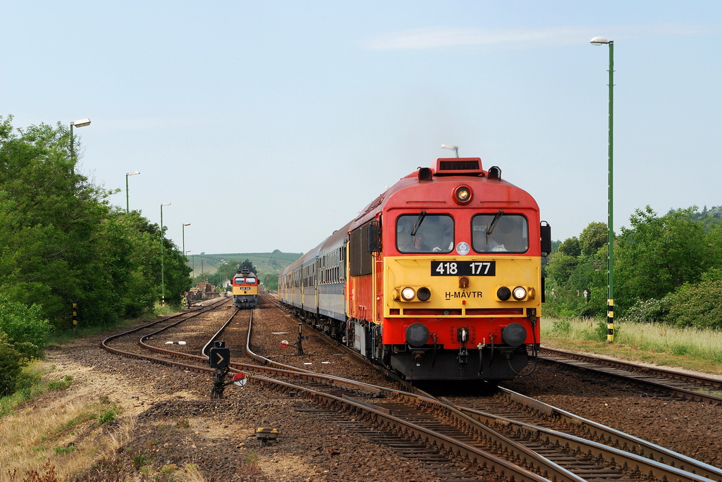 418 177 mit E 5200 in Bodrogkisfalud (24.05.2014)