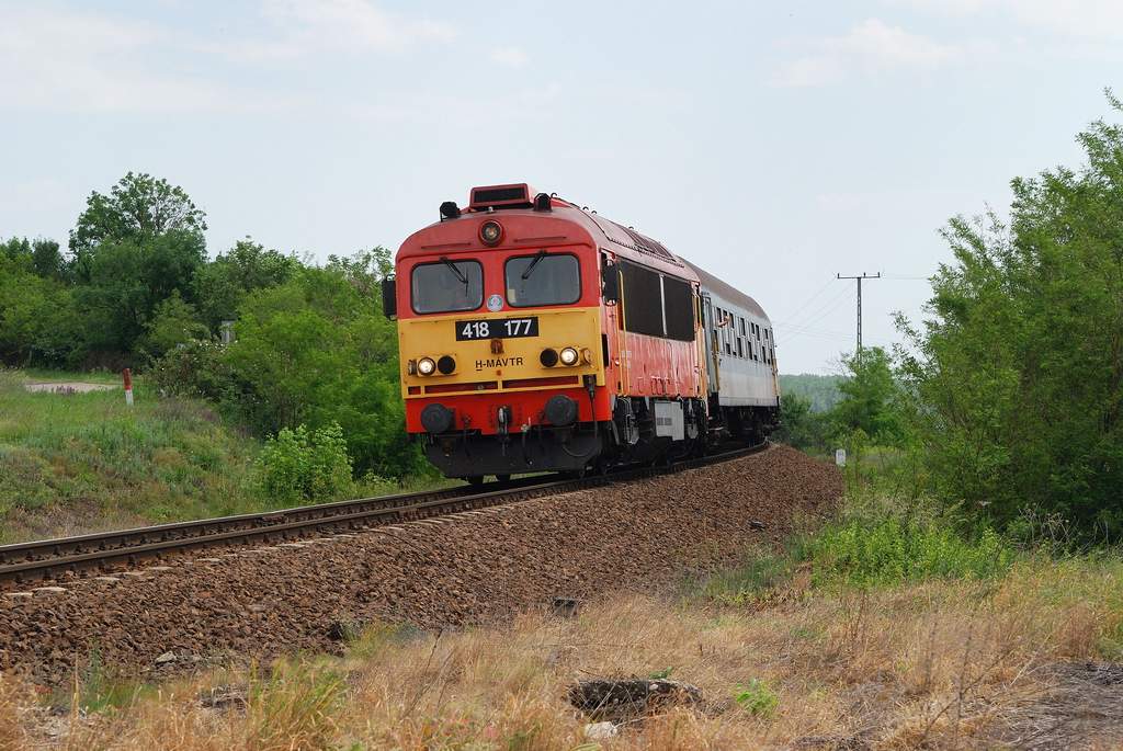 418 177 mit E 5205 bei Satoraljaujhely (24.05.2014)