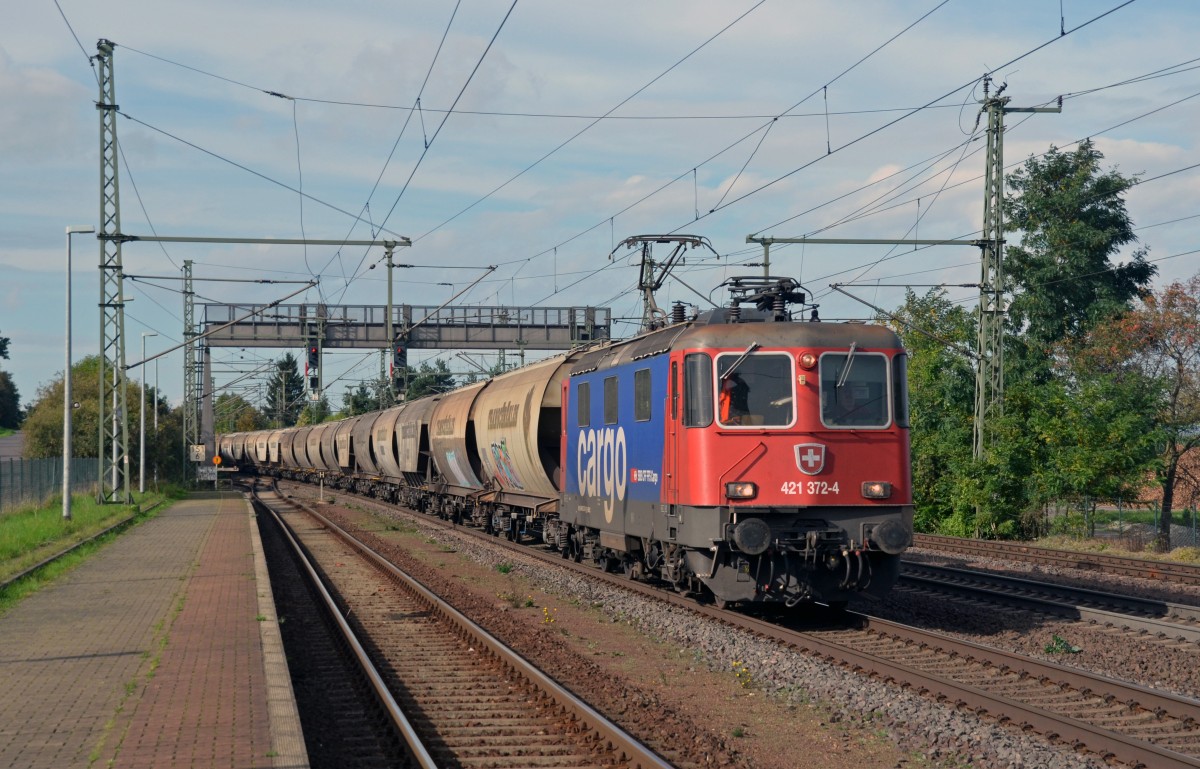 421 372 rollte am 14.10.14 mit einem Getreidezug durch Niederndodeleben Richtung Magdeburg.