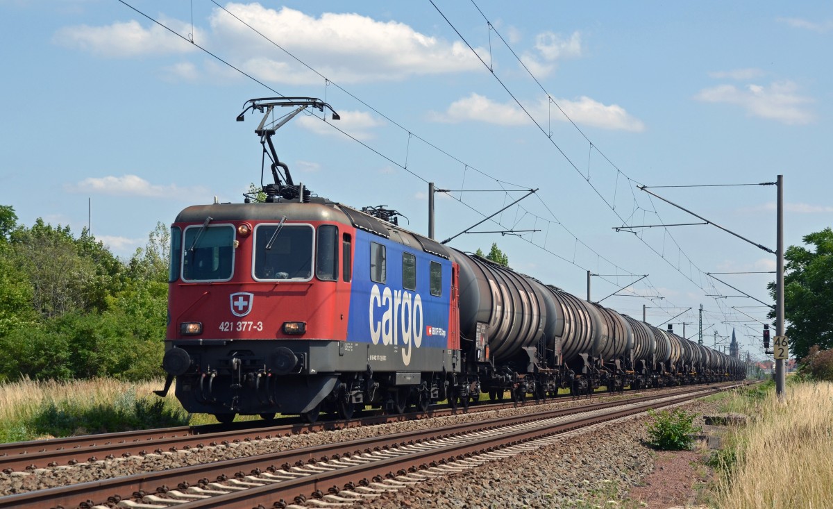 421 377 rollte am 06.07.15 mit einem Kesselwagenzug durch Greppin Richtung Dessau.