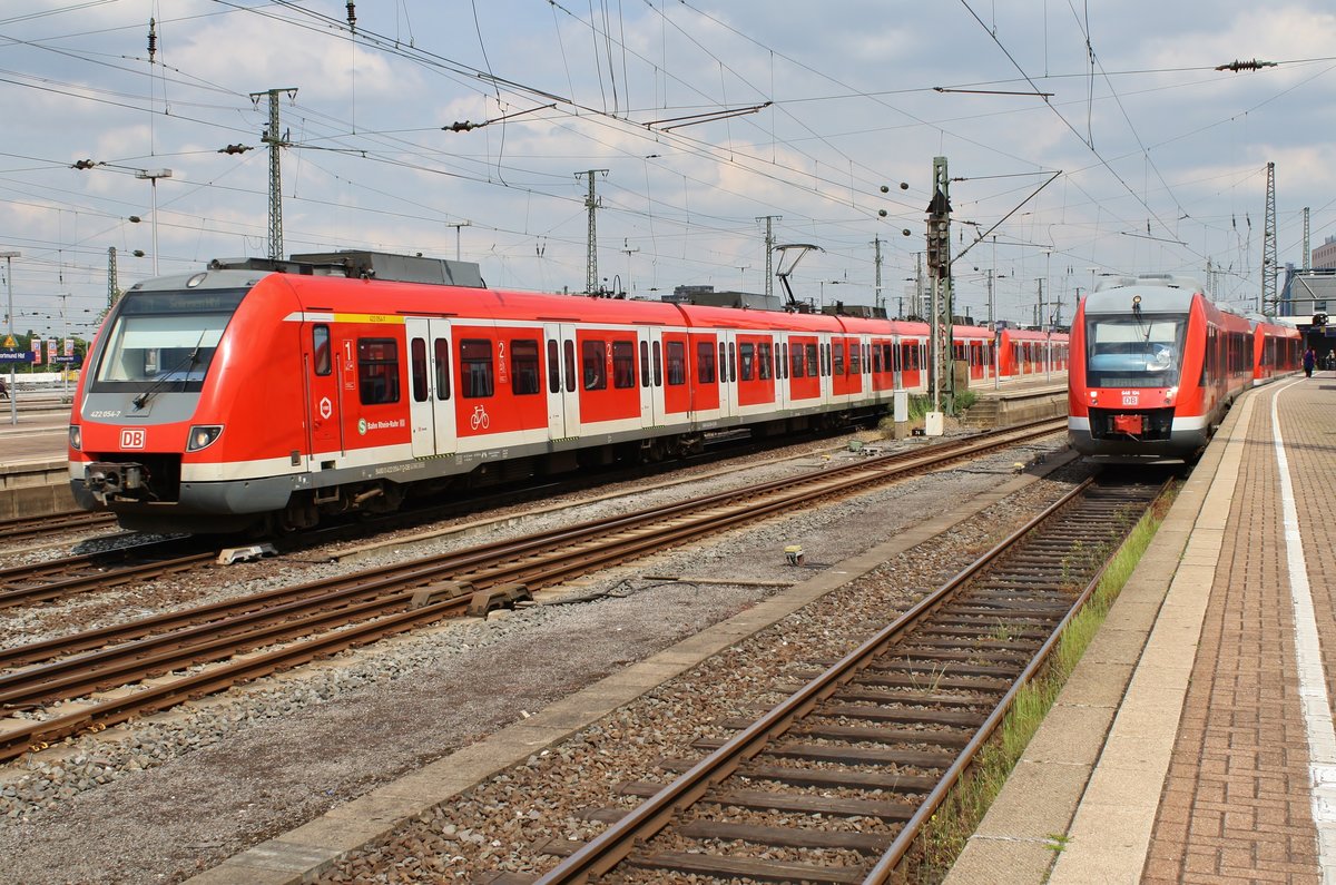 422 054-7 verlässt am 27.05.2019 als S1 von Dortmund Hauptbahnhof nach Solingen Hauptbahnhof den Startbahnhof. 