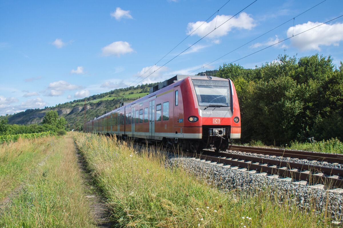 425 044-5 ist als RB in Richtung Bamberg unterwegs,gesehen am 17.07.2024 bei Thüngersheim.