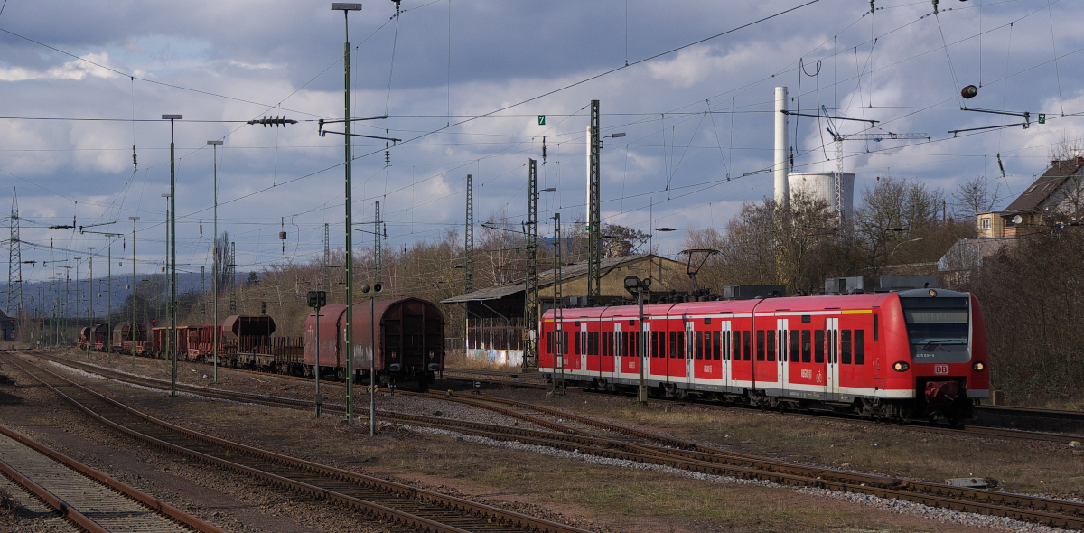 425 131 ist als RE von Saarhölzbach nach St. Wendel unterwegs und wir gleich Bous halten..
Es gibt nicht mehr viele Züge mit dem End- oder Ausgangspunkt Saarhölzbach.
Zu Zeiten der Deuteschen Bundesbahn war dies noch anders, da machten viele Züge der City Bahn in Saarhölzbach Kopf.
An der rechten Seite der Strecke hier in Bous gab es früher einen Schrotthändler mit Gleisanschluss. Danach schloss sich das Gebäude und das Gelände der ehemaligen Bahnmeisterei Bous an.
Links liegt das Stalhwerk Bous, früher Mannesmann Röhrenwerke Bous.

04.03.2014 - Bahnstrecke 3230 Saarbrücken - Karthaus