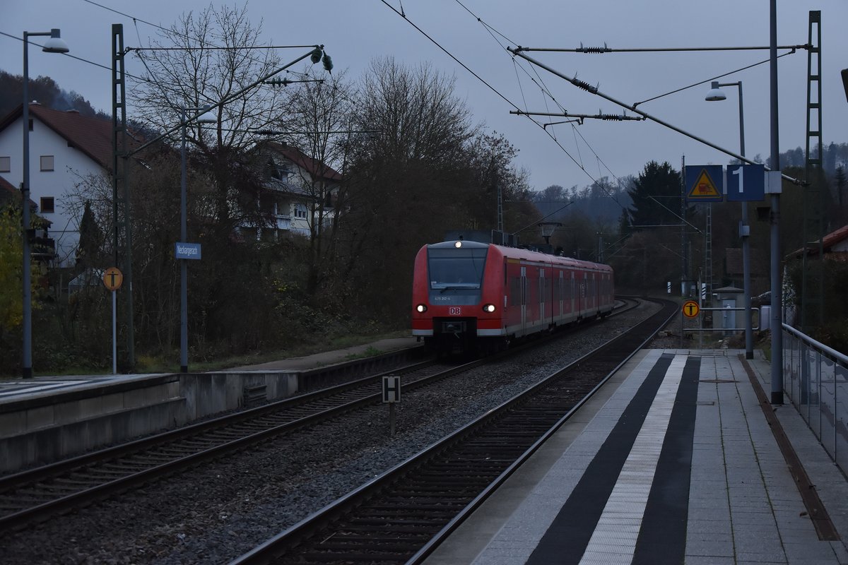 425 312-6 als RE3 nach Mannheim Hbf, bei der Durchfahrt in Neckargerach. 23.11.2018