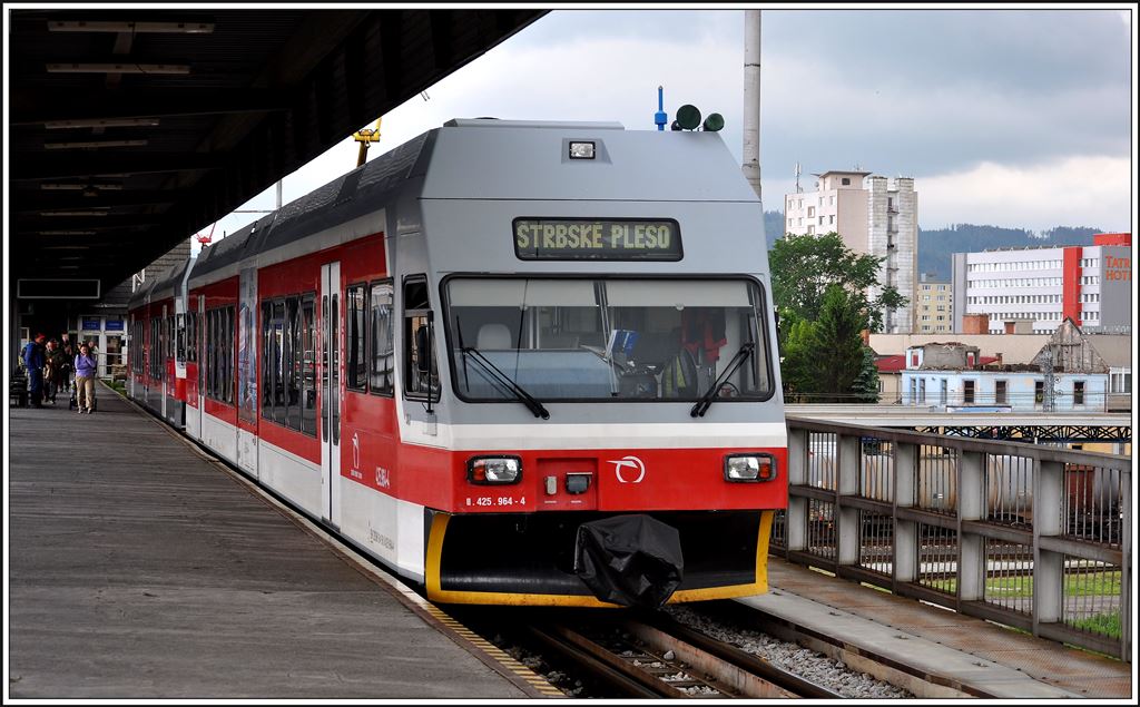 425.964-4 und 425.958-6 in Poprad-Tatry. (03.06.2014)