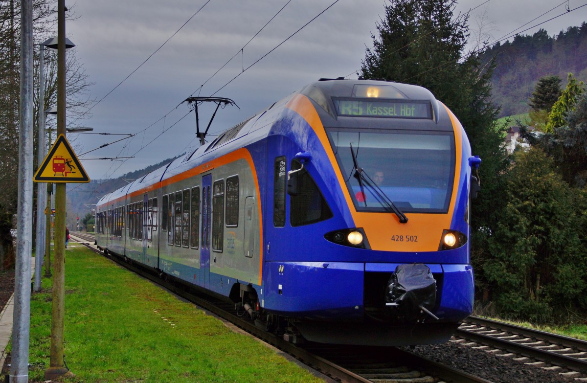 428 502 als R5 in Richtung Kassel unterwegs zu sehen bei einem Halt in Ludwigsau-Friedlos am 15.12.14.