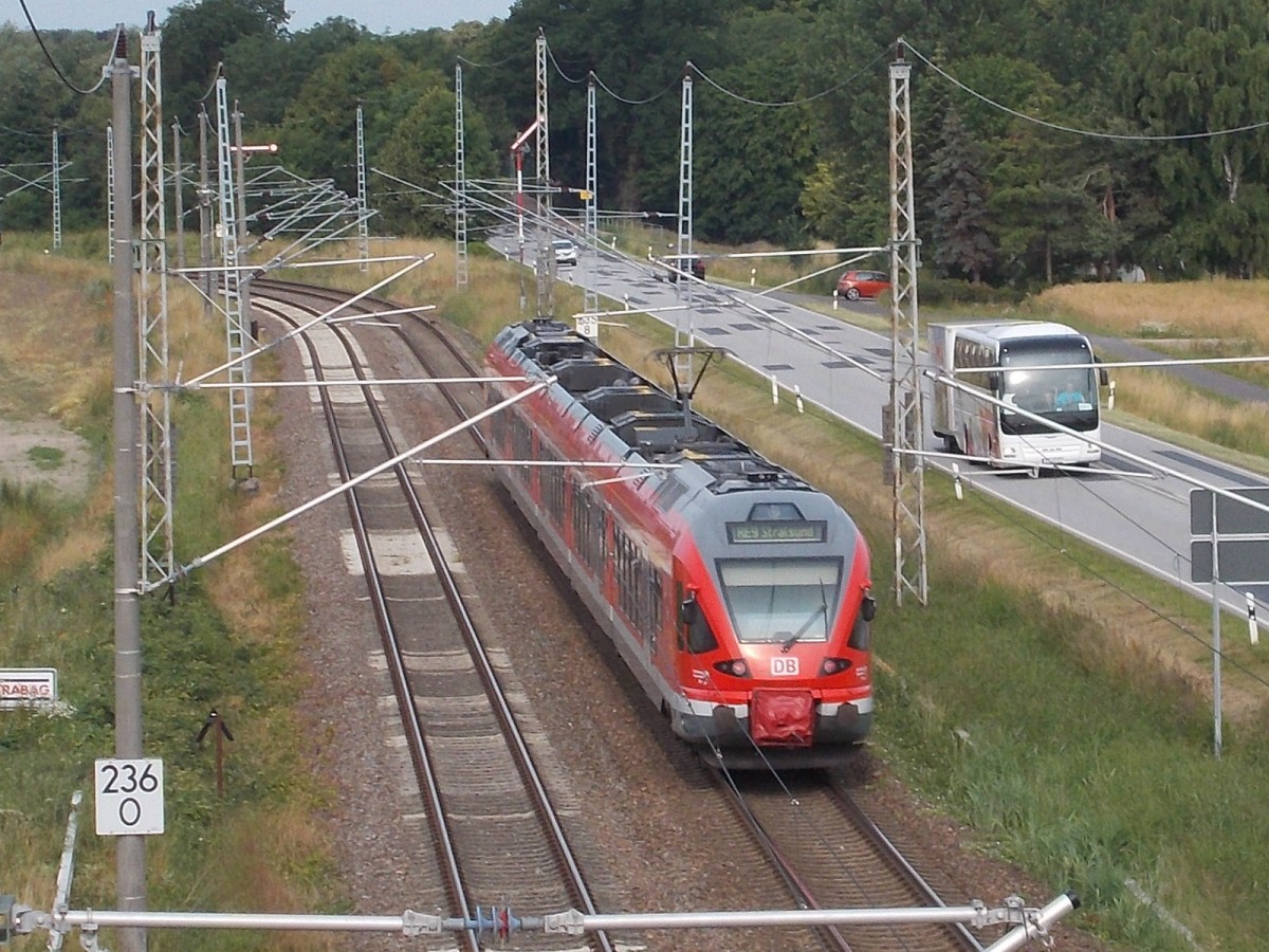 429 027 als RE 13022 Binz-Stralsund,am 12.Juli 2015,neben der Bundesstraße 96 kurz vor Rambin.