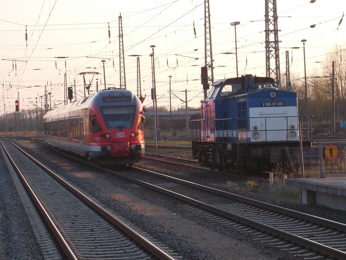 429 028 und die Spitzke V100-SP-001,am Abend vom 16.April 2016,in Bergen/Rügen.