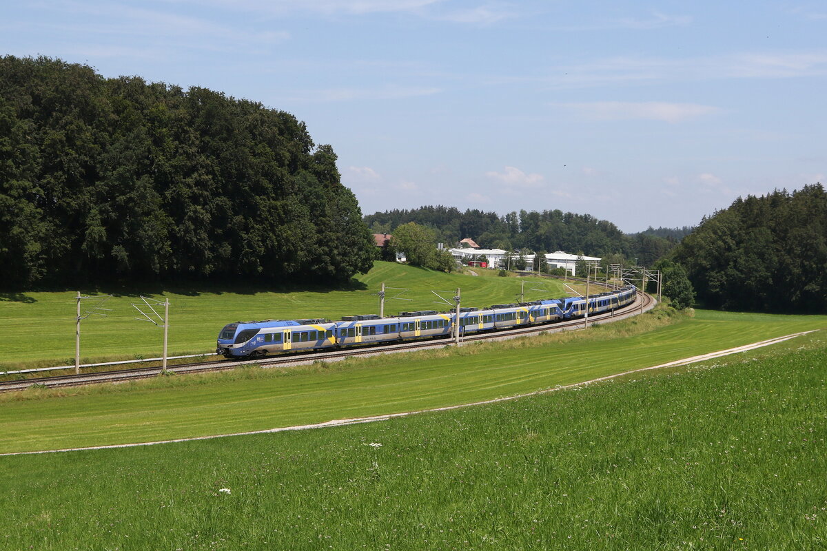 430 021 und 430 019 auf dem Weg nach München. Aufgenommen am 9. Juli 2024 bei Axdorf im Chiemgau.