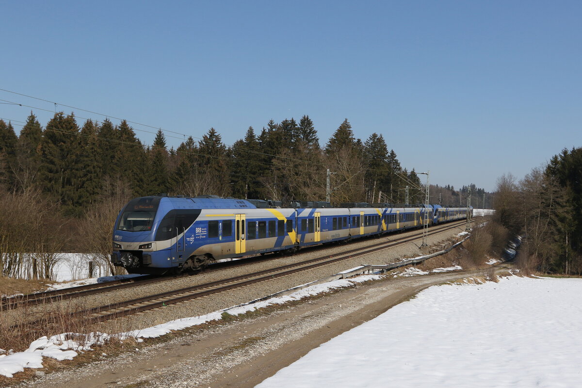 430 027 und 430 009 am 2. März 2023 bei Sossau im Chiemgau.