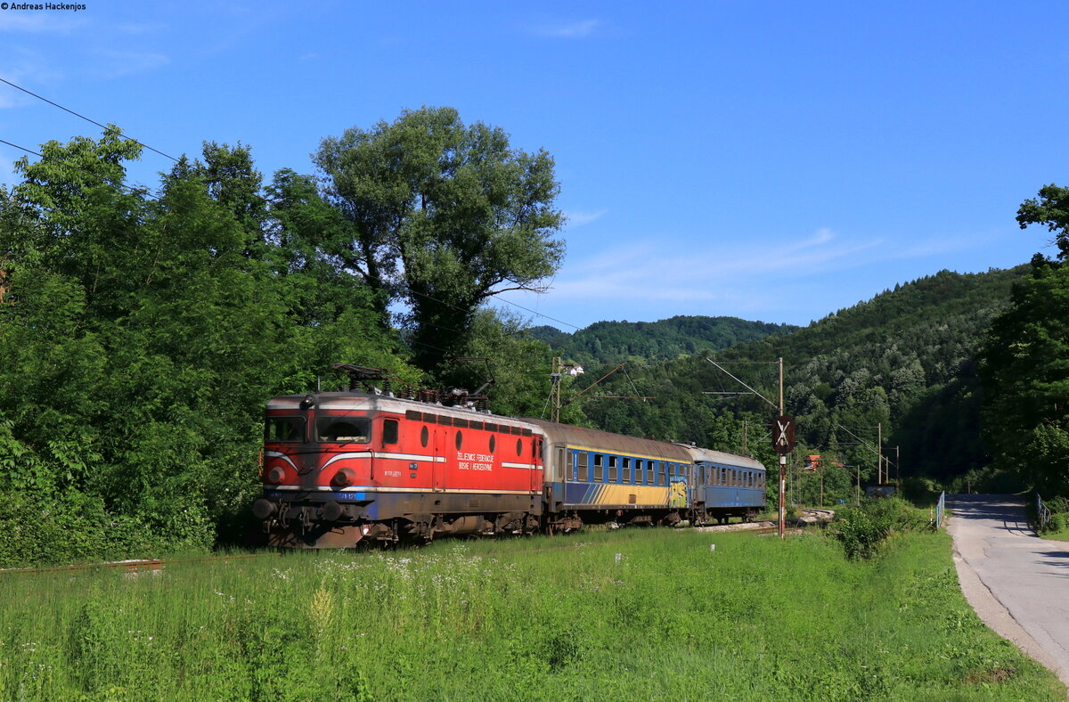 441 121 mit dem PT 2102 (Zenica - Maglaj) bei Bradići Donji 14.6.22