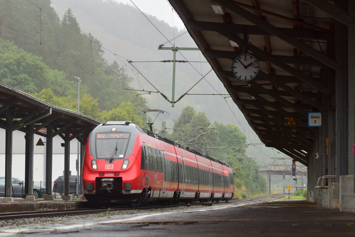 442 305 fährt als RE14 nach Saalfeld in Probstzella ein.

Probstzella 02.08.2023