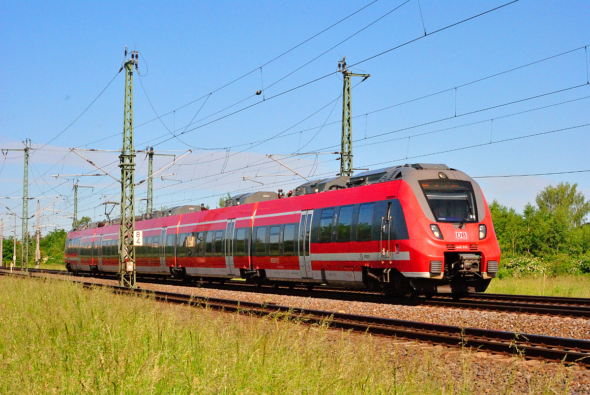 442 312 RE 16511 von Leipzig Hbf nach Dresden Hbf, kurz hinter Leipzig-Engelsdorf. 31.05.2016